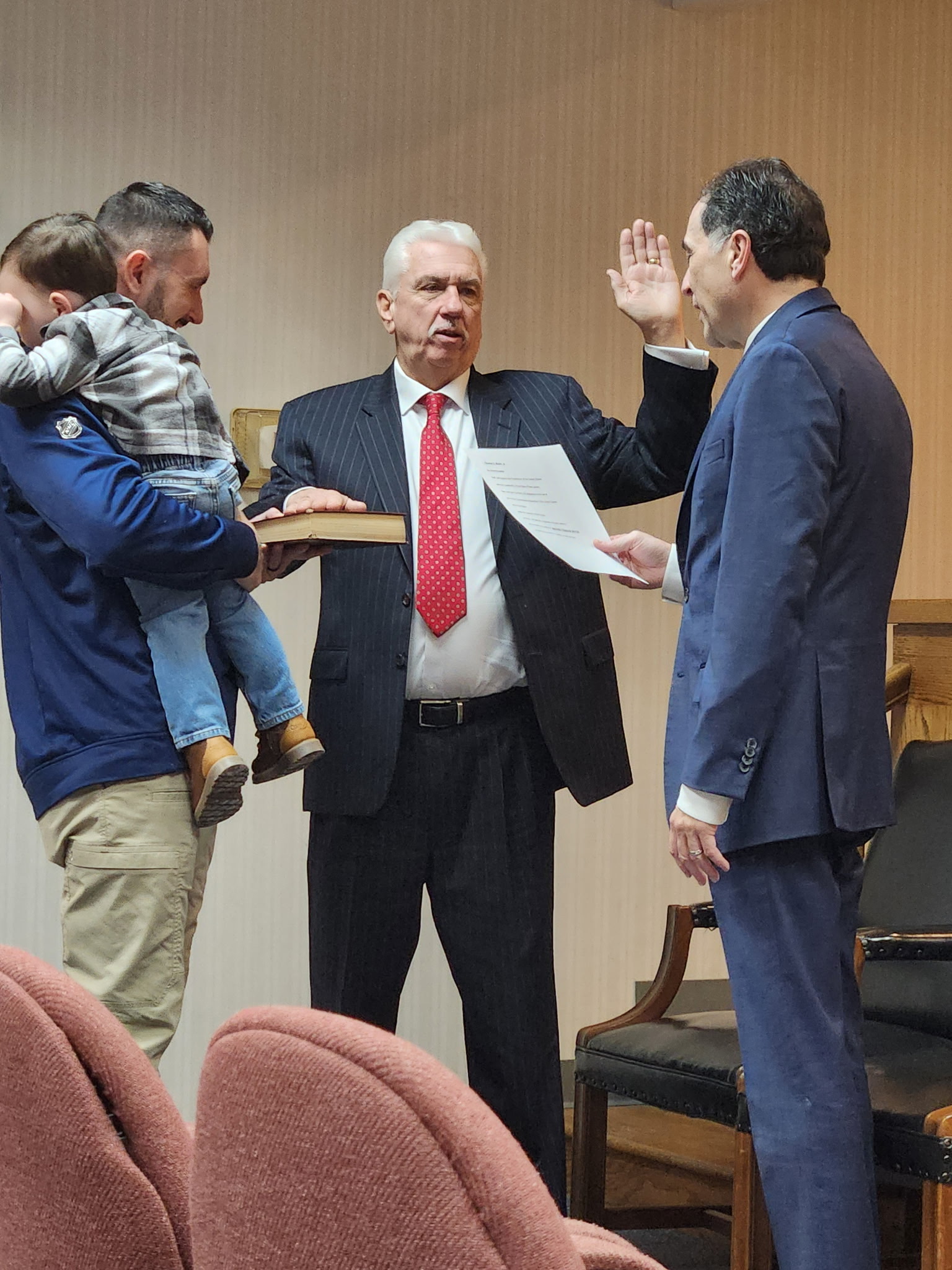 Tom Walsh taking the oath of office